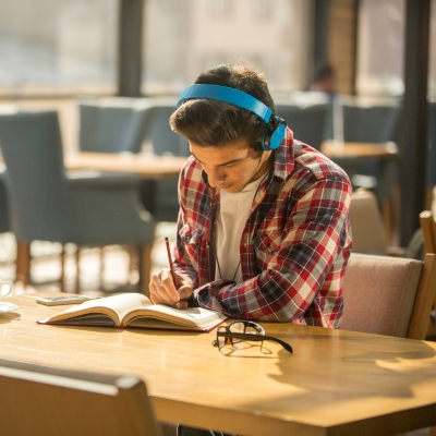 Imagem de um homem estudando